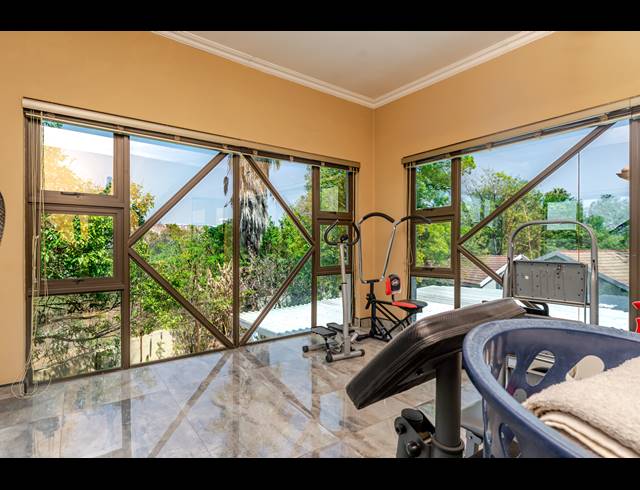 6 BEDROOM FREESTANDING FOR SALE IN VORNA VALLEY